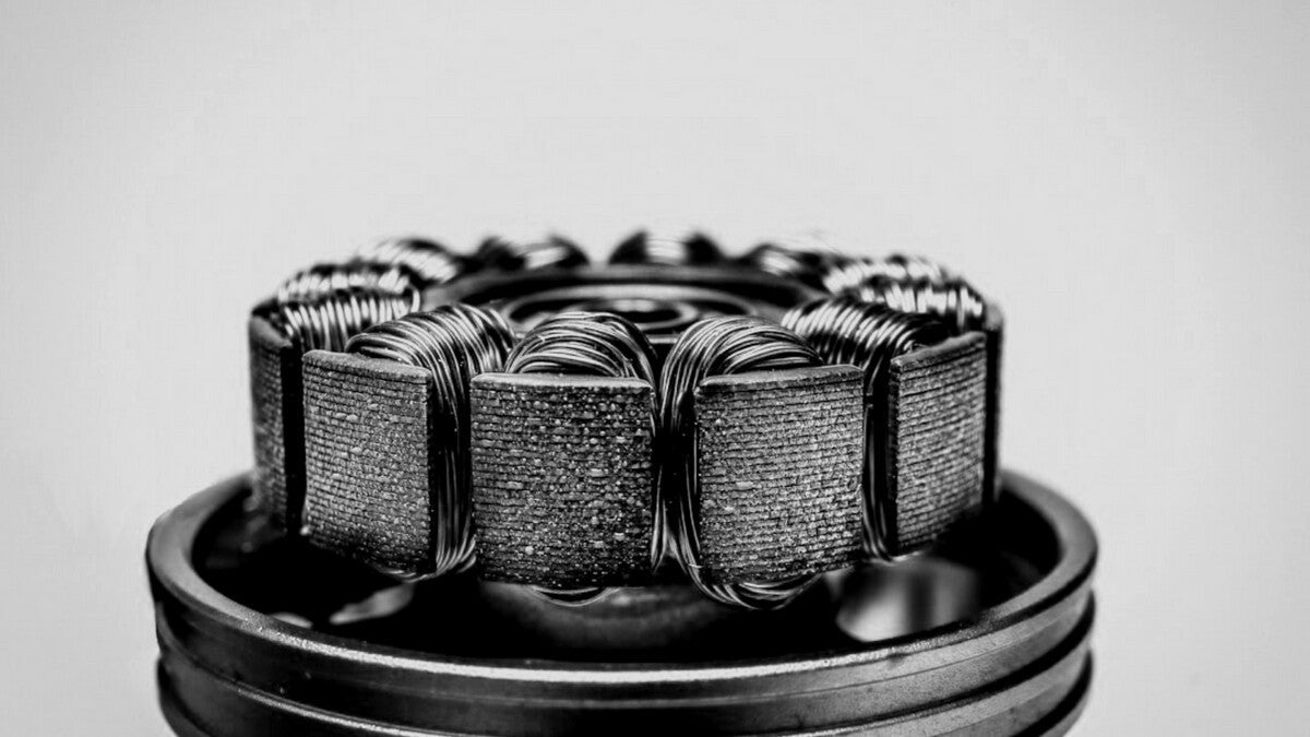 ブラシレス磁気ベクターヘアクリッパーモーターで内部部品が露出し、プロ理髪師向けの高性能設計を示しています。